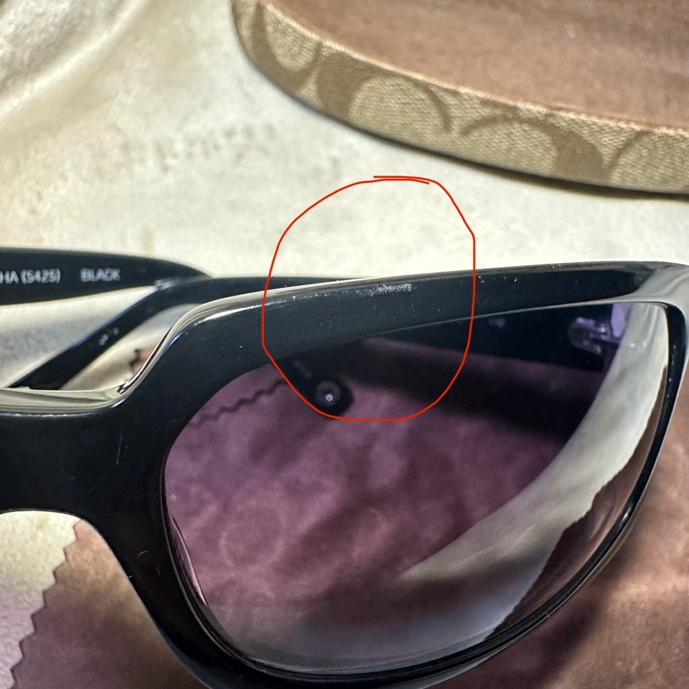 Coach Elegant Black Sunglasses - Picture 4 of 5